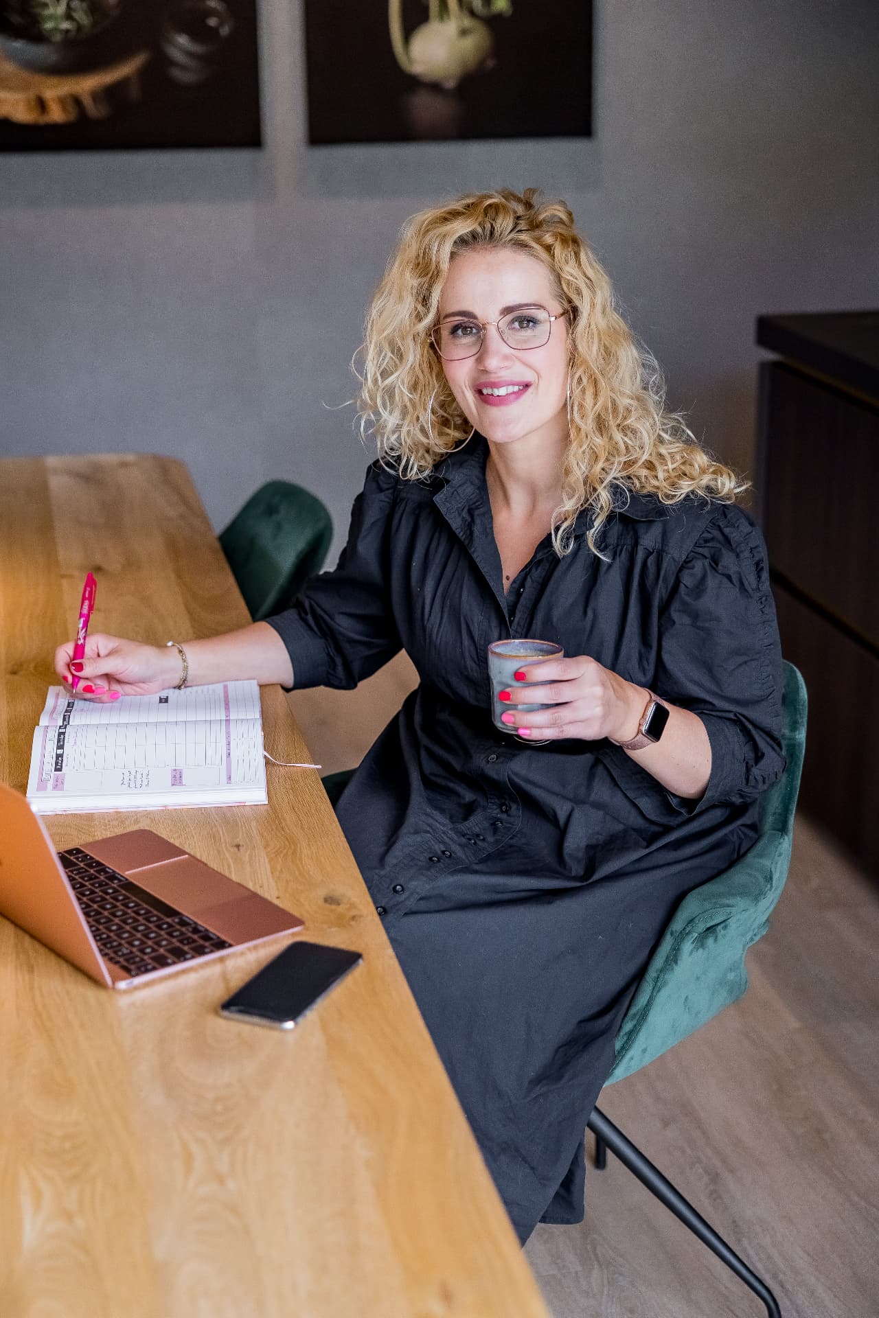 Miranda aan tafel met agenda en laptop