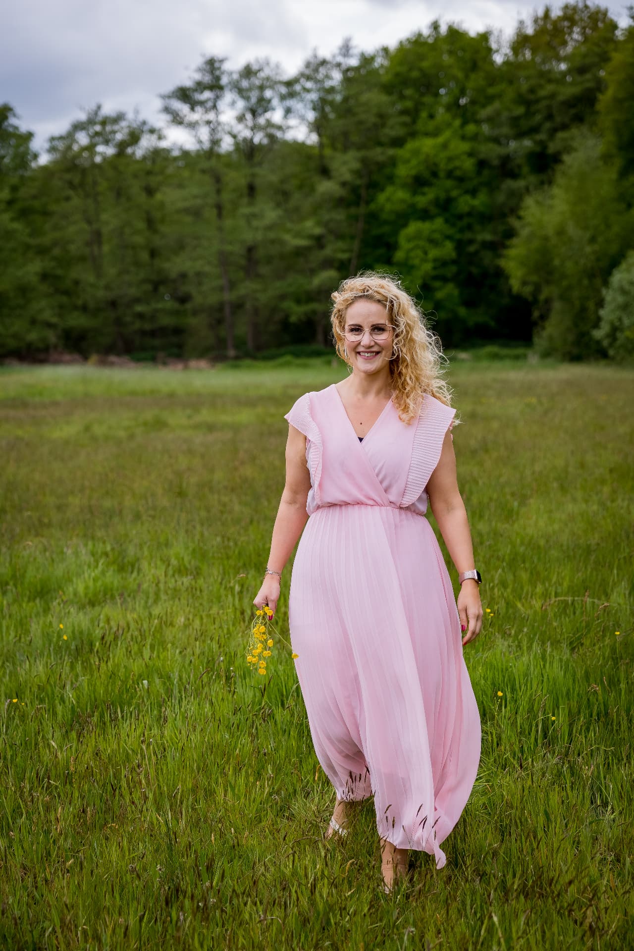 Miranda Snijders wandelend door een weiland