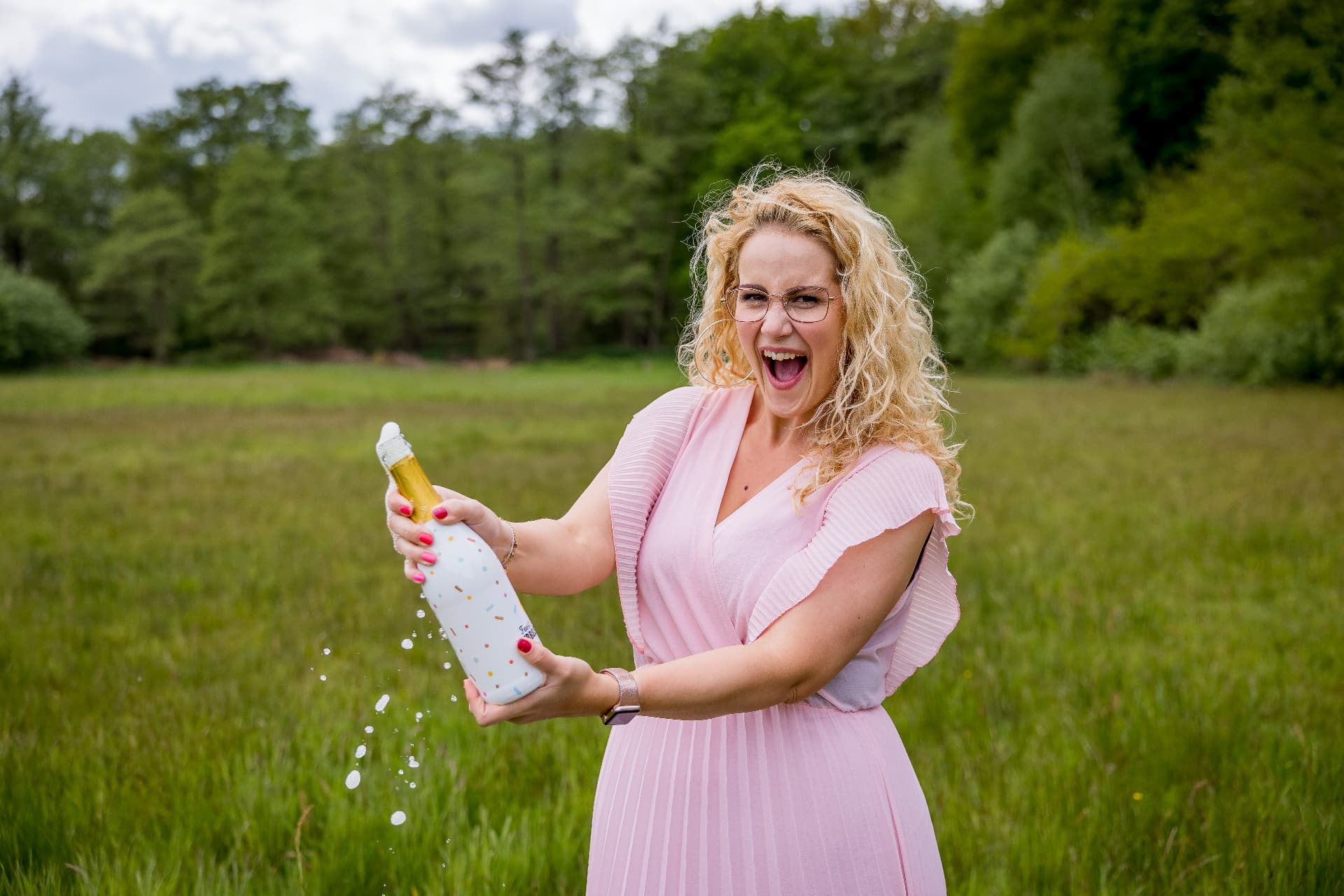 Miranda viert feest in een weiland
