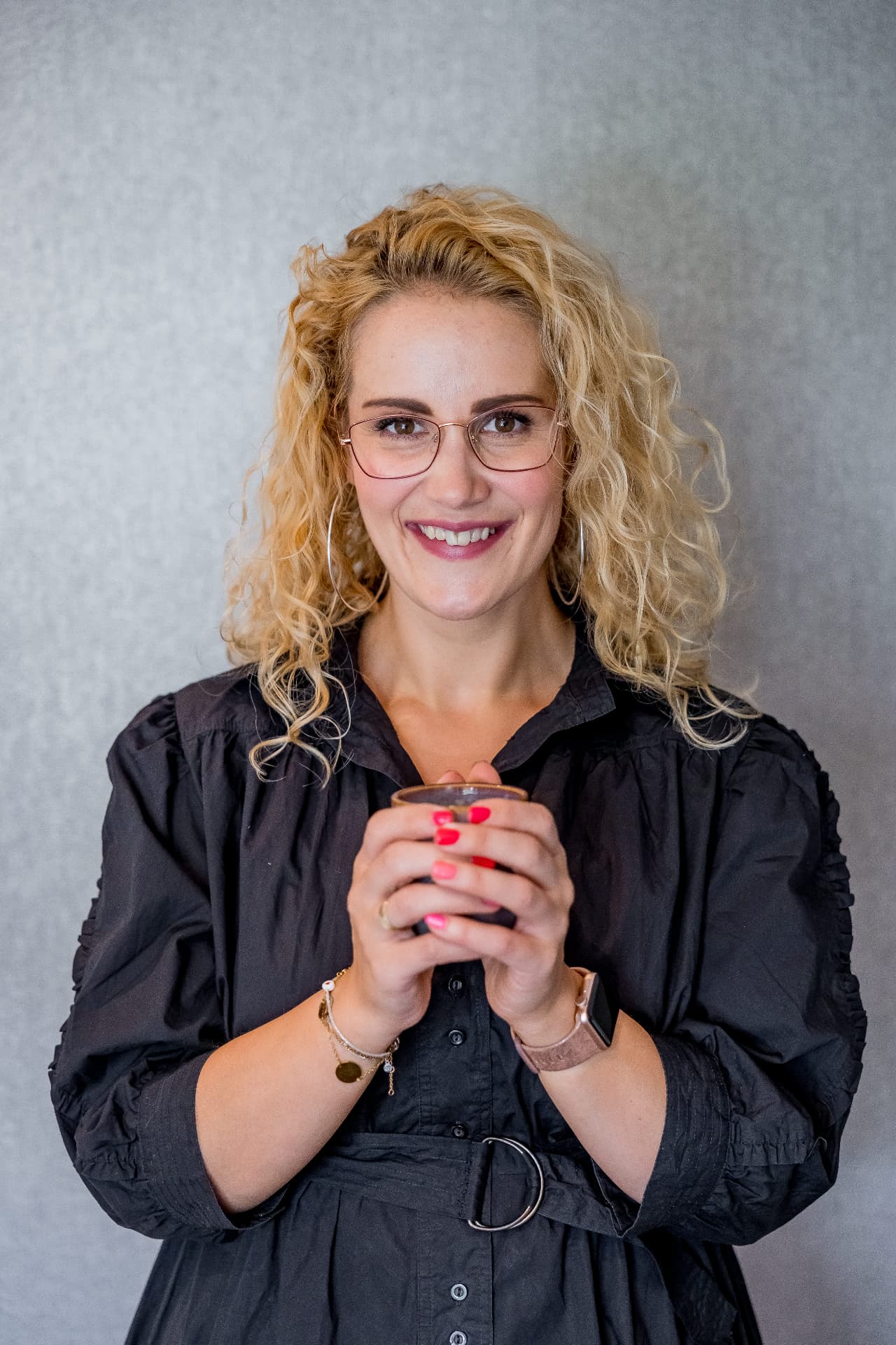 Miranda Snijders met een kop thee tijdens een online spreekuur